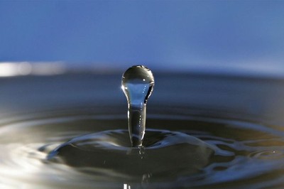 800px-Water_droplet_blue_bg05.jpg